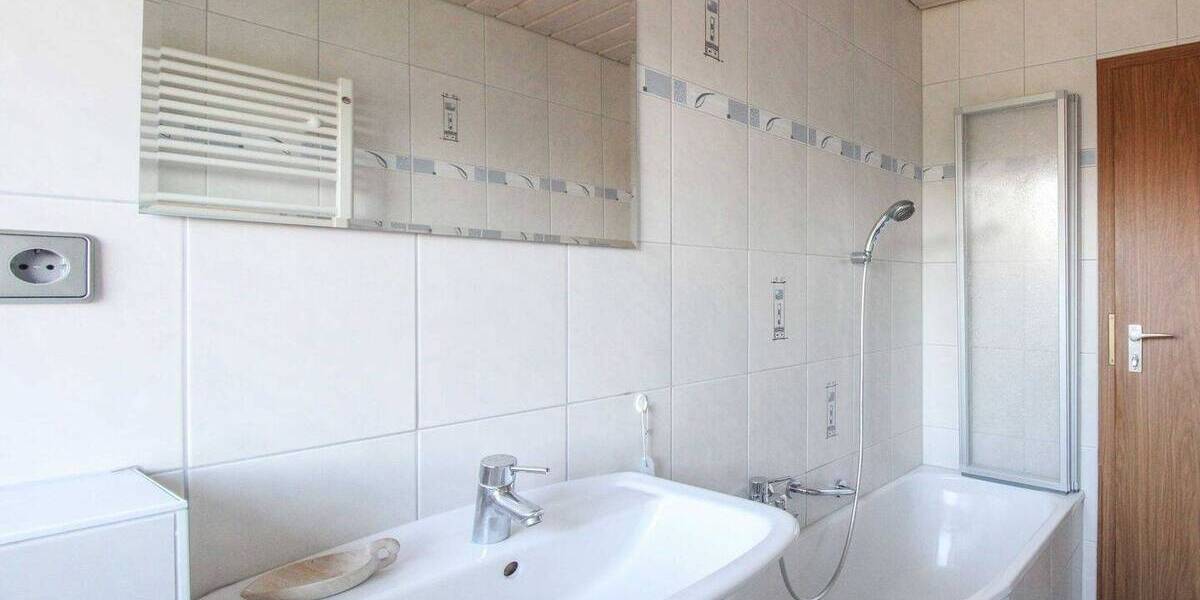 Familienfreundliches Reihenendhaus mit zwei Wohneinheiten in ruhiger Lage von Zuffenhausen- Erbpacht 6 zimmer