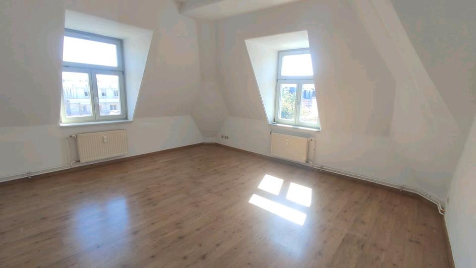 Helle 2 Zimmer Dachgeschoss Wohnung mit Einbauküche 2 zimmer