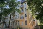 Helle 2-Zimmer-Wohnung mit Balkon, umgeben von Parks