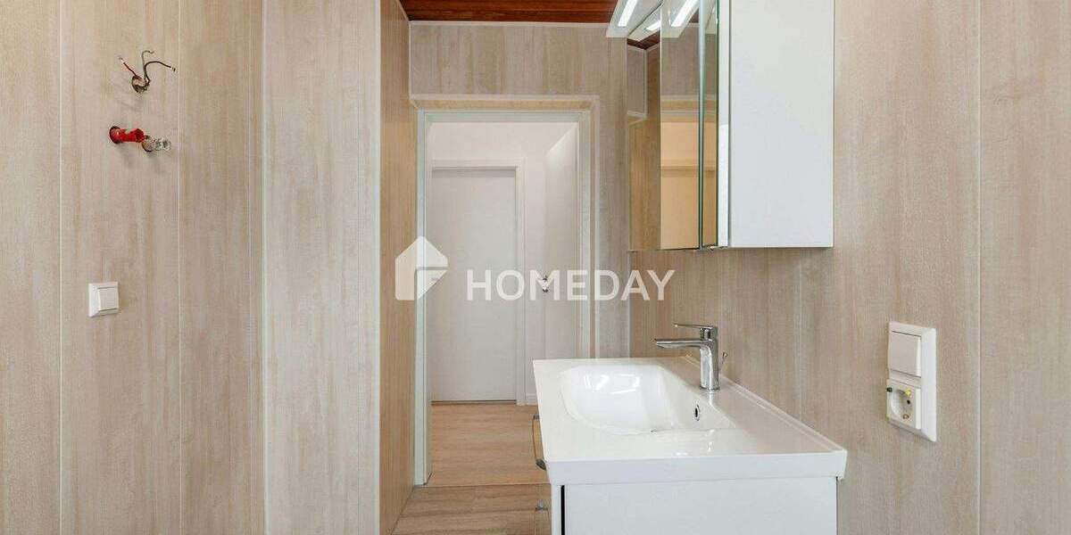 Charmante 2-Zimmer-Wohnung mit 60 m² Ausbaureserve im Spitzboden und Balkon 2 zimmer