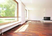 Großzügige Erdgeschoßwohnung mit Terrasse im Reemtsma Park