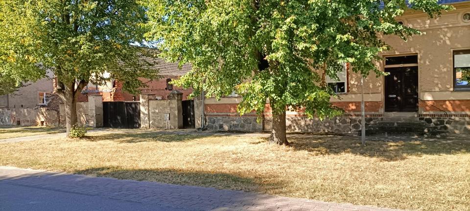 Mehrfamilienhaus mit Nebengebauden in 16835 Dierberg