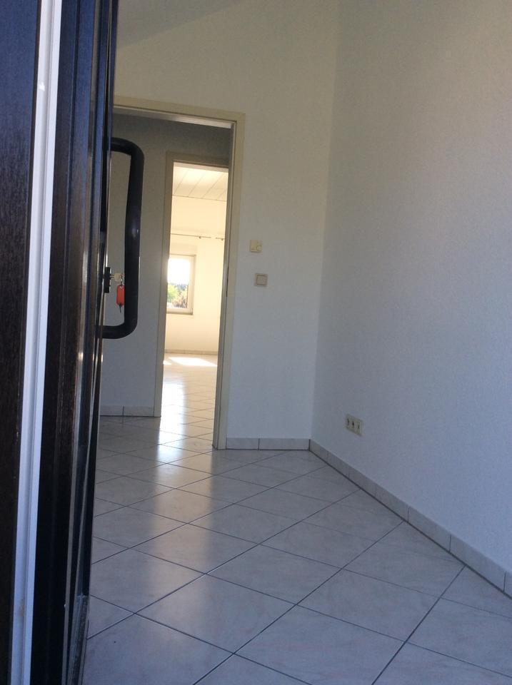 3 ZKBD Dachgeschoß-Wohnung mit Badewanne und Dusche, knapp 90 qm zimmer