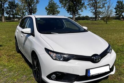 Toyota Auris 97.000 km 11.990 € Unterhaching 82008