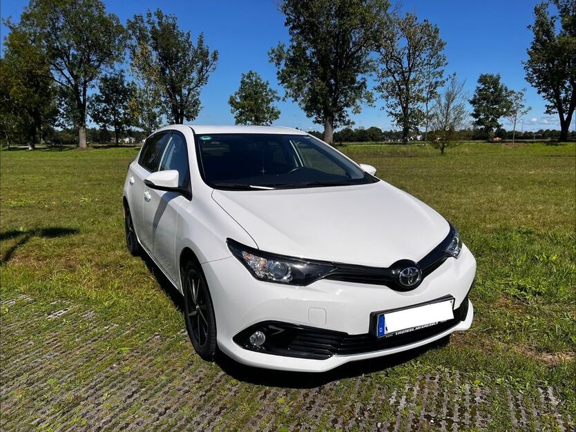 Toyota Auris 97.000 km 11.990 € Unterhaching 82008