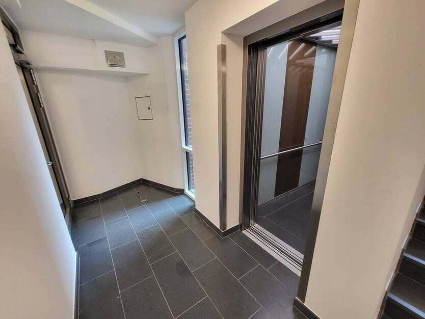 Exklusiv: Sanierte 3-Zi.-Wohnung mit Carport, Aufzug, Balkon & traumhaftem DOM-Blick am Mühlenteich