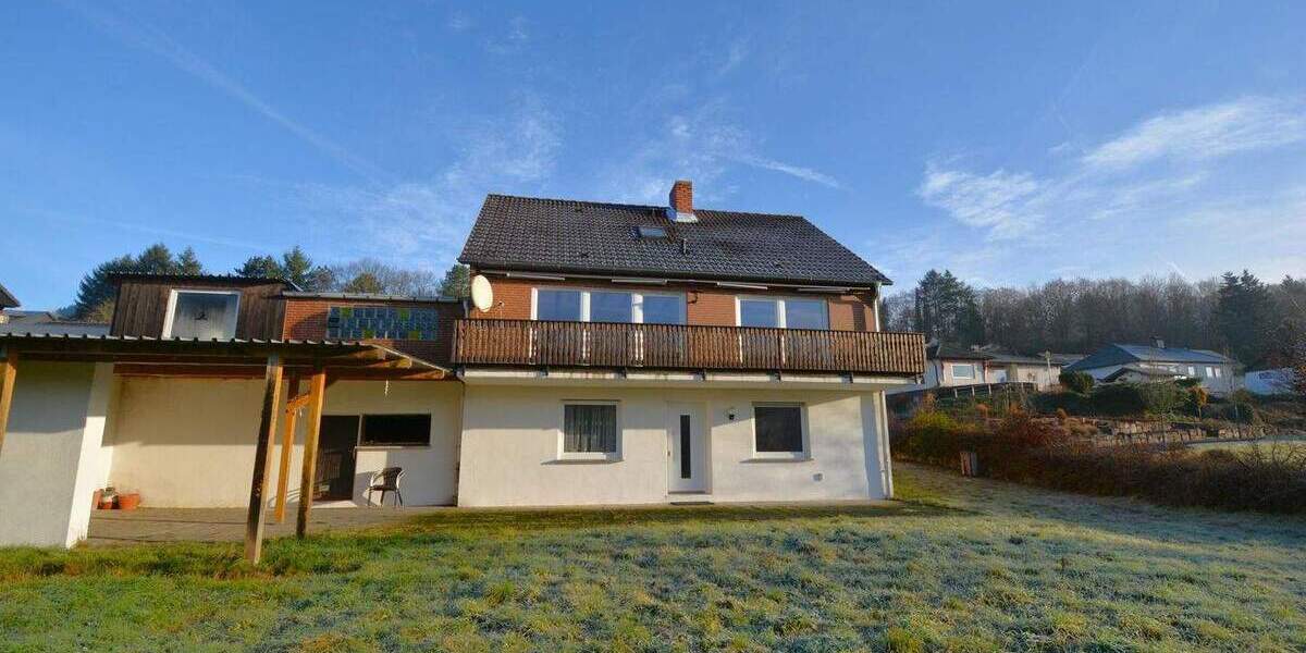 Ruhig gelegenes Wohnhaus mit Balkon, Terrasse, Garage, Carport und Aussicht in Gerolstein-Müllenborn 5 zimmer