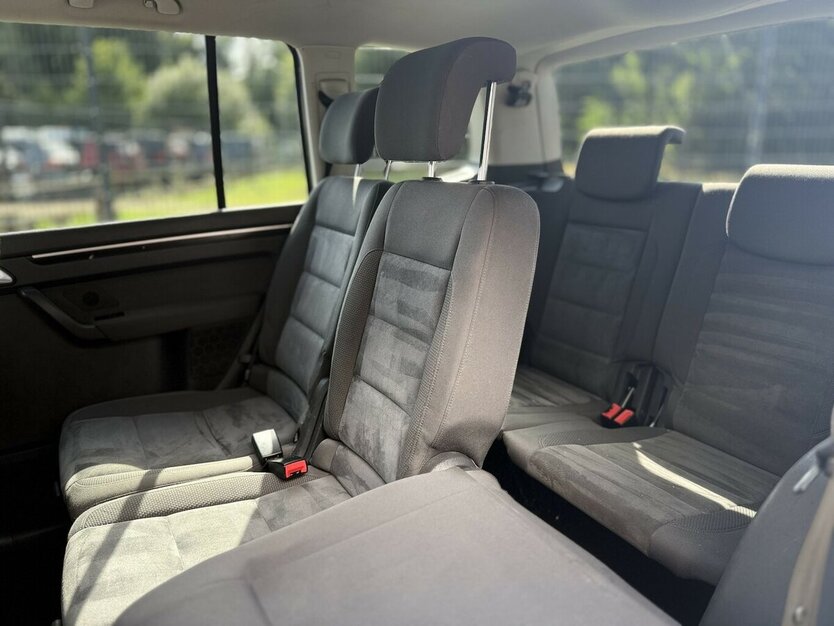 VW Touran Highline / Navi / 7 Sitze / Klima / AHK 256.000 km 7.900 € Mönchengladbach 41066