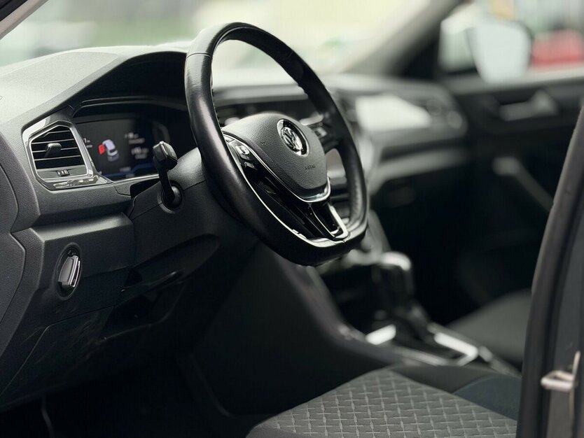 VW T-Roc R-line / IQ / Panorama / Virtual Cockpit 45.000 km 25.390 € Mönchengladbach 41066