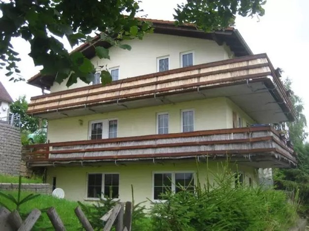 Dreifamilienhaus mit separaten Mietereingängen 9 zimmer