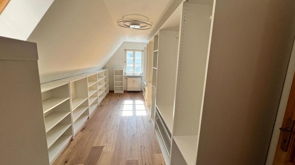 Dachgeschoßwohnung Neustadt an der Waldnaab - 7 Zimmer, 190 m&sup2;, 1.400&euro; | Angebot:24396234