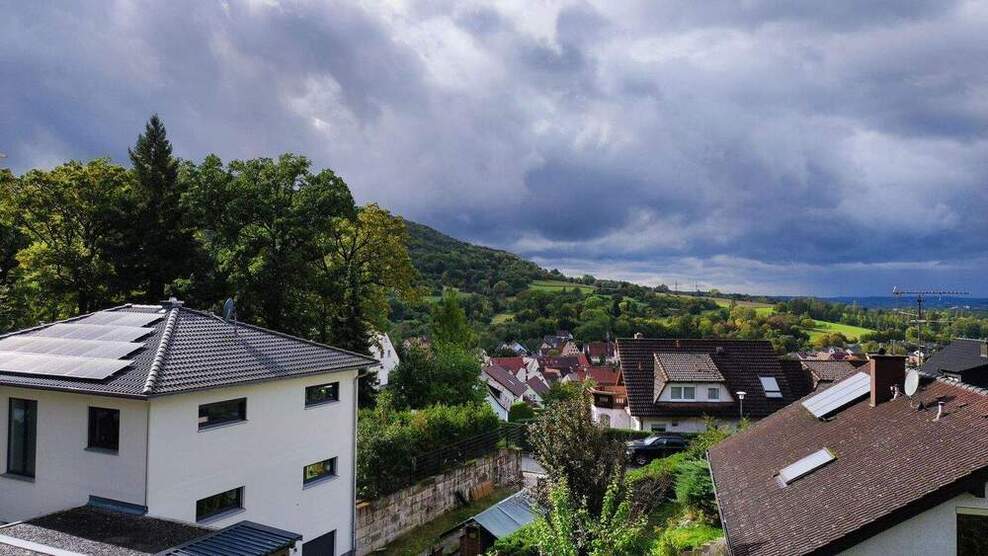 Sonnige Aussichtslage mit Weitblick - Reiheneckhaus mit Galerie, Studio und großem Garten in Happurg 5 zimmer