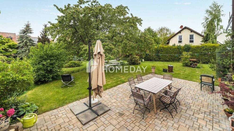 Geräumiges Haus mit 792 m² Nutzfläche, Scheune für 10 Fahrzeuge, Gartenparadies und Ausbaureserve