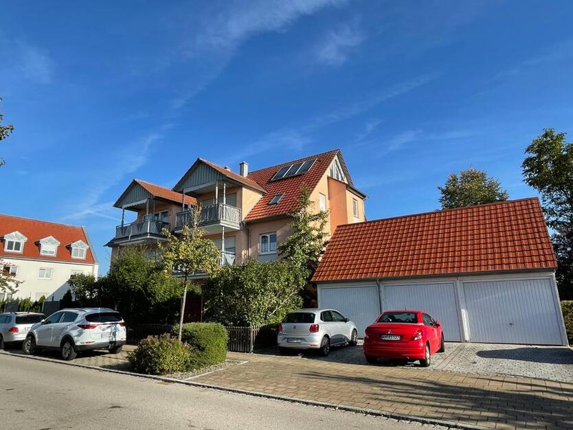 Sonnige, hochwertig ausgestattete Wohnung mit Balkon und Garage zimmer