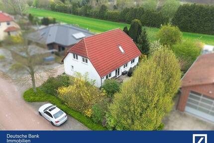 Großzügiges Ein- oder Zweifamilienhaus in bevorzugter Feldrandlage!