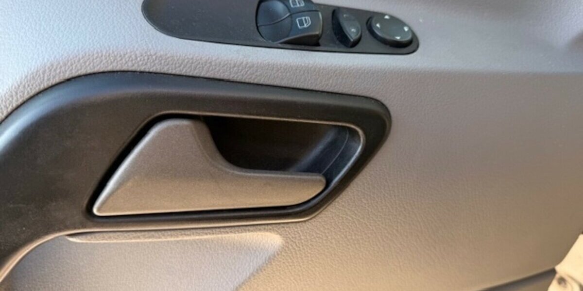 Mercedes-Benz Sprinter 319 CDI V6 9 Sitzer mit Dachklima 293.500 km 22.015 &euro; Muldestausee 06774