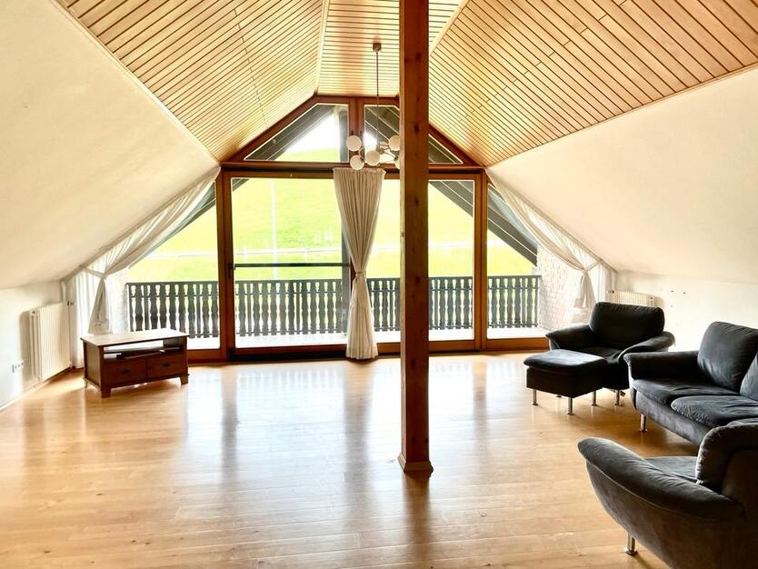 Helle und schöne 2 Zimmerwohnung 100 qm mit neuem Bad und Balkon