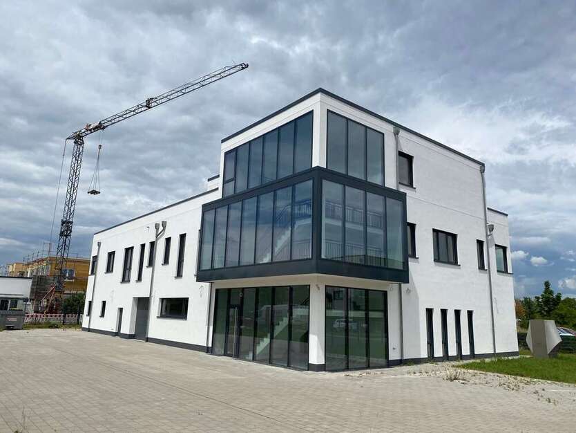 Halle in Landau 3.040 € 400 m² zimmer