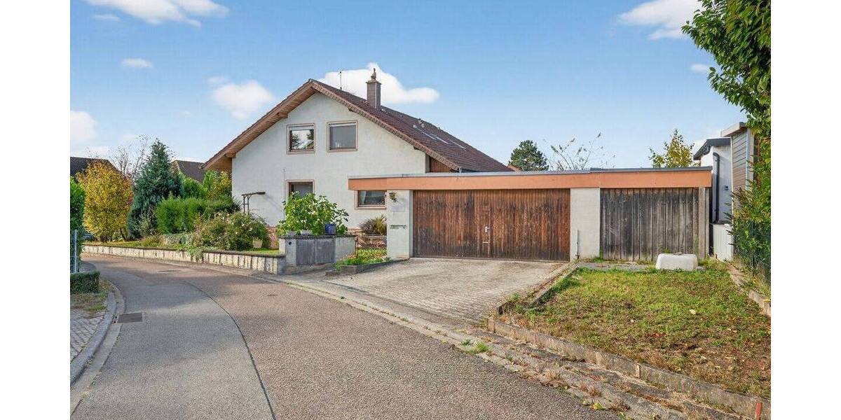 Charmantes Zweifamilienhaus mit Garten, Doppelgarage und vielen Möglichkeiten in Königsbach-Stein 9 zimmer