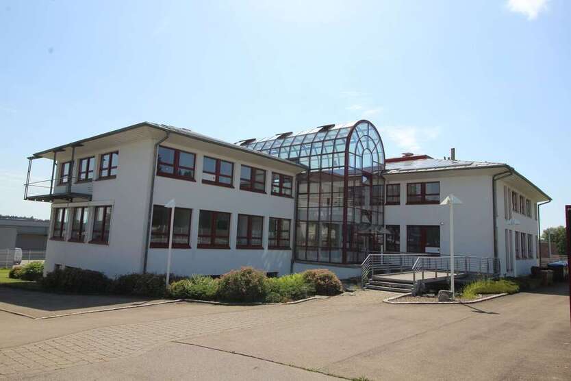 Büro in Salem 937 € 135.3 m²