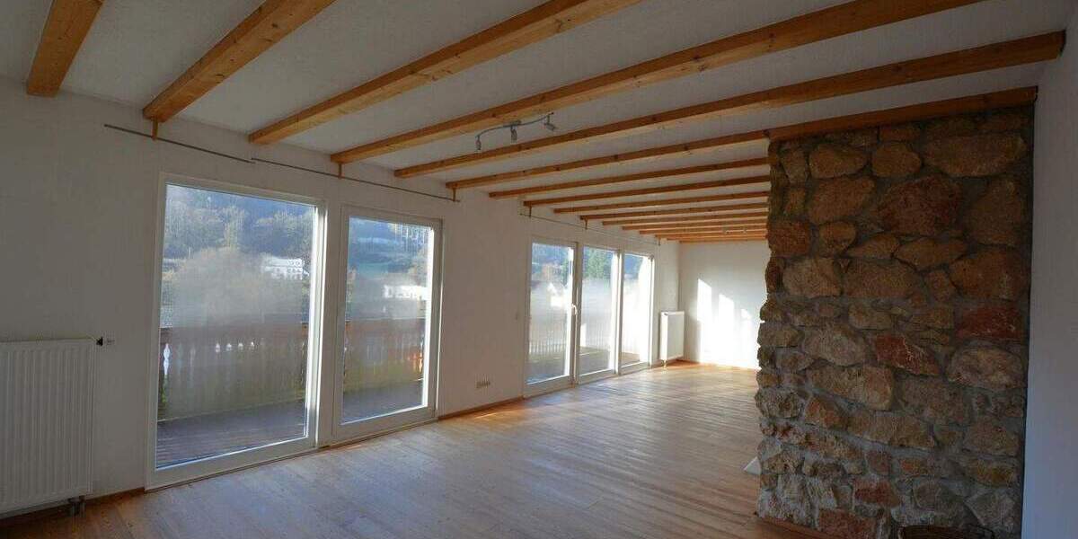 Ruhig gelegenes Wohnhaus mit Balkon, Terrasse, Garage, Carport und Aussicht in Gerolstein-Müllenborn 5 zimmer