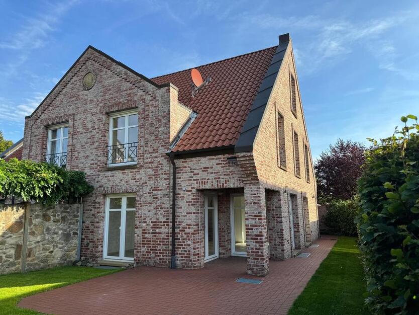 Doppelhaushälfte in Verl – 130 m², 4 Zimmer, Garten & Carport zimmer