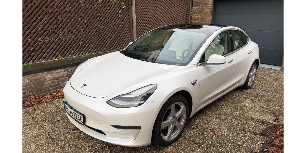 Tesla Model 3 113.000 km 22.450 € Neuss 41468