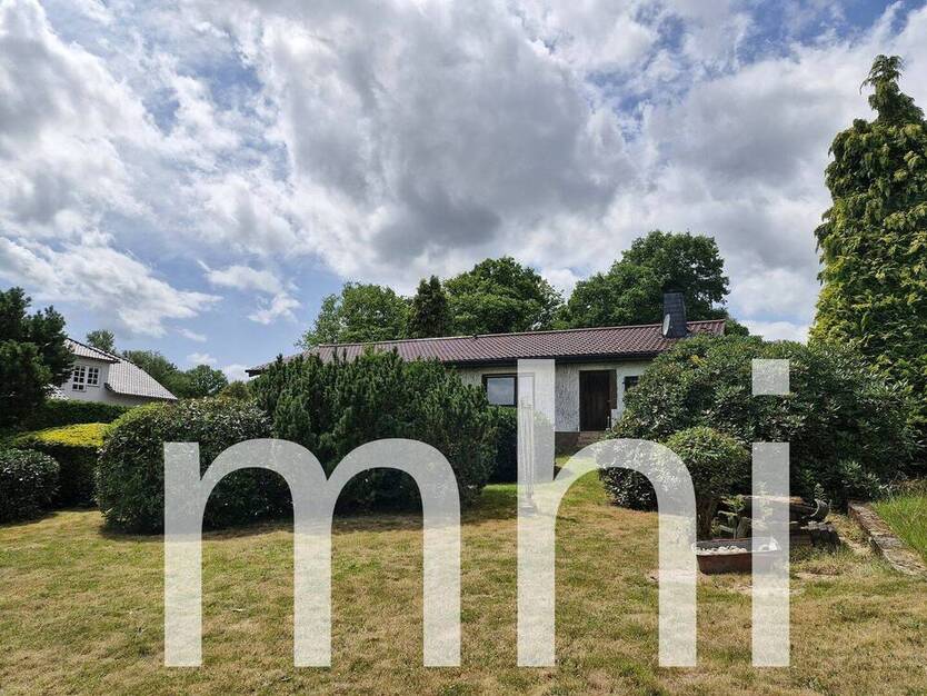 Much Hündekausen: Kleiner Bungalow mit 2 Garagen für die kleine Familie. 4 zimmer