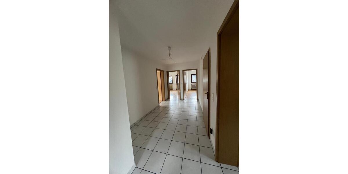 Dachgeschoßwohnung Siegen - 5 Zimmer, 120 m&sup2;, 605&euro; | Angebot:25307087