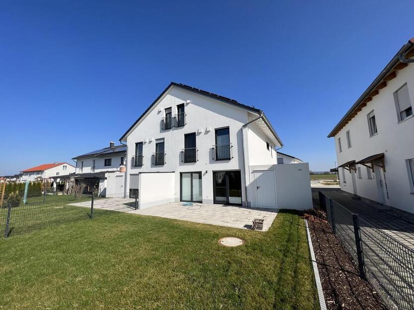 SOFORT BEZIEHBAR!!! DHH in KfW-40-Plus (!) Energiestandard - hell und großzügig mit 2 Bädern zimmer