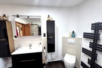 Großzügiges Wohnen für zwei Generationen: Poolbereich mit Poolbar & barrierefreiem EG - Zweifamilienhaus Katzweiler | Angebot:24408767