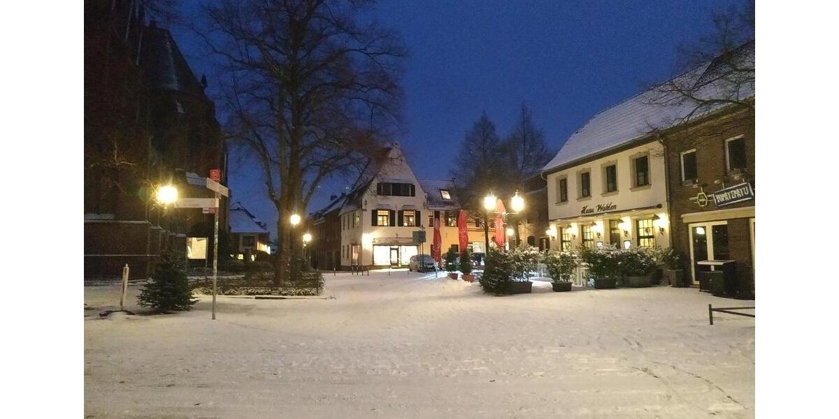 Hochwertiges PENTHOUSE mit 40 qm Süd-Dach-Terrasse, Einbau-Küche und -Schänken, Parkett 2.5 zimmer