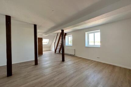 Dachgeschoßwohnung mit neuer Küche und Kühl-Gefrierschrank