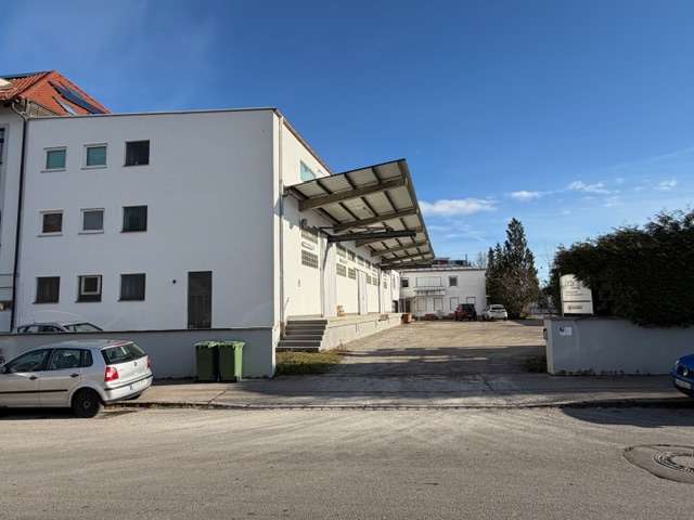 Halle in Augsburg 2.800.000 € 2100 m² zimmer