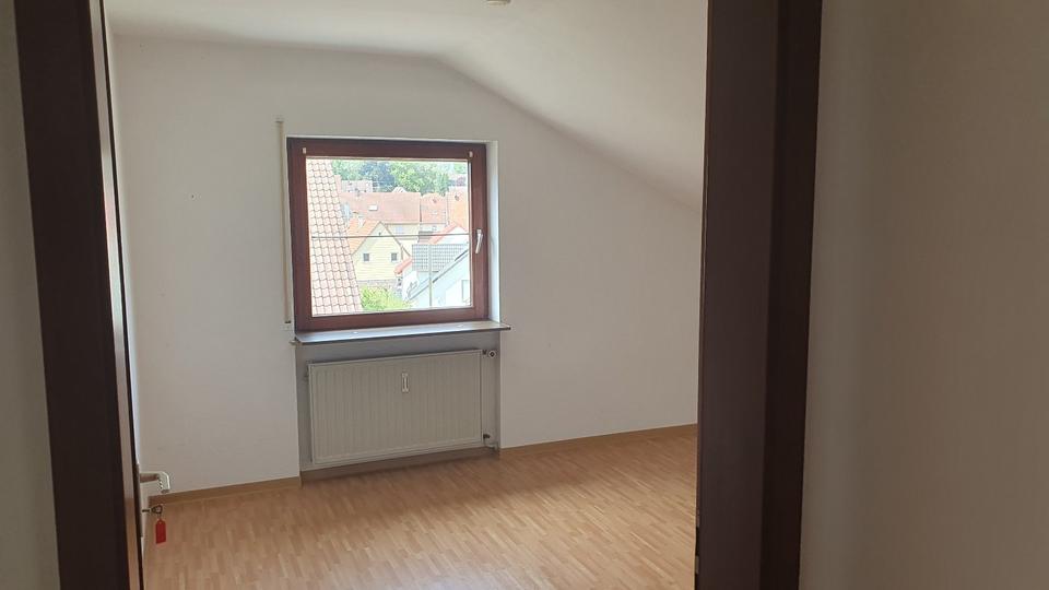 Dachgeschoßwohnung Weinstadt - 2.5 Zimmer, 65 m&sup2;, 660&euro; | Angebot:26676213