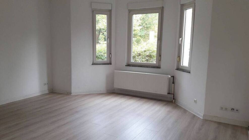 Zum Verkauf bieten wir an: ein großes Wohnhaus (Altbau) mit 3 Wohnungen und 2 Garagen in stadtnaher Wohnlage