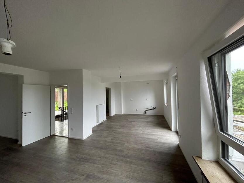 Renovierte 5 Zimmer Wohnung mit Balkon und Terrasse zur Miete