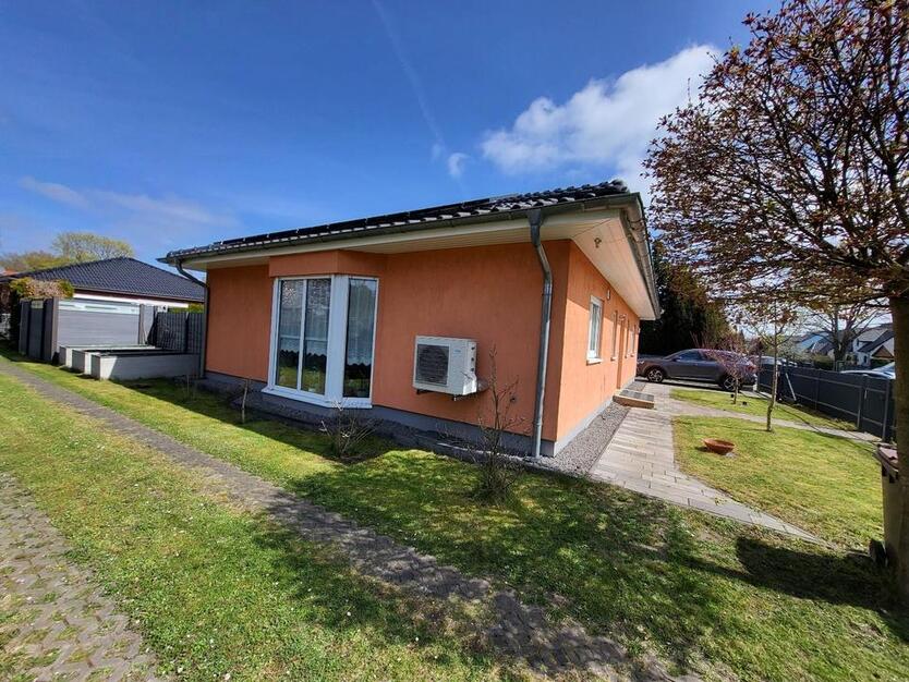 Moderner Bungalow – Stilvoll, Niedrigenergie & mit großem Garten