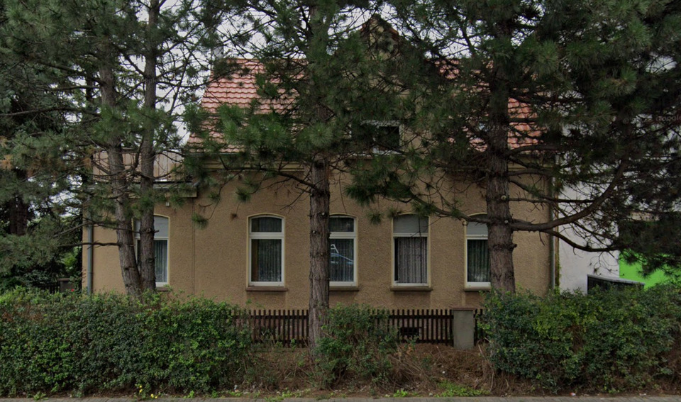 Wohnhaus mit großen Garten und 2 Garagen geeignet für 2 Familien zimmer