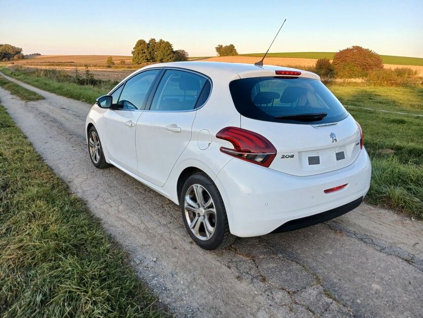 Peugeot 208 181.300 km 6.100 € Laberweinting 84082