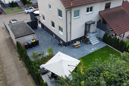 Moderne Doppelhaushälfte mit zwei Terrassen und gepflegtem Garten 6 zimmer