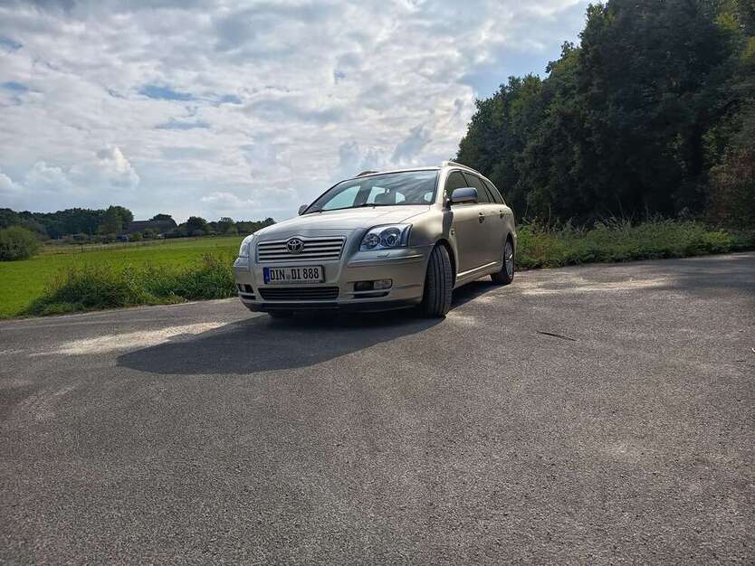 Toyota Avensis 216.000 km 5.000 € Dinslaken 46539