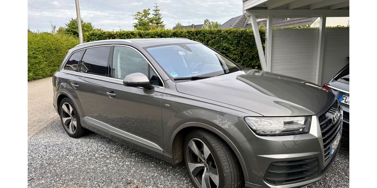 Audi Q7 218.000 km 22.999 &euro; Flensburg 24943