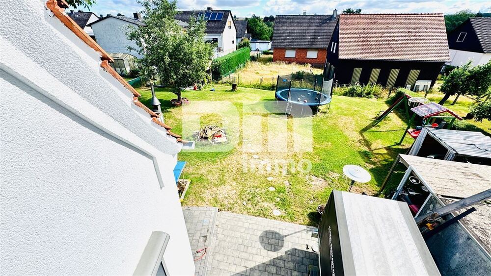 Kernsaniertes Einfamilienhaus mit Doppelgarage, großem Garten und Home-Office-Oase - Einfamilienhaus Schwalmstadt | Angebot:27053931