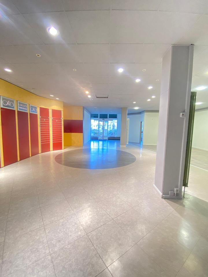 Sehr großzügige Laden Büroräume direkt im Zentrum