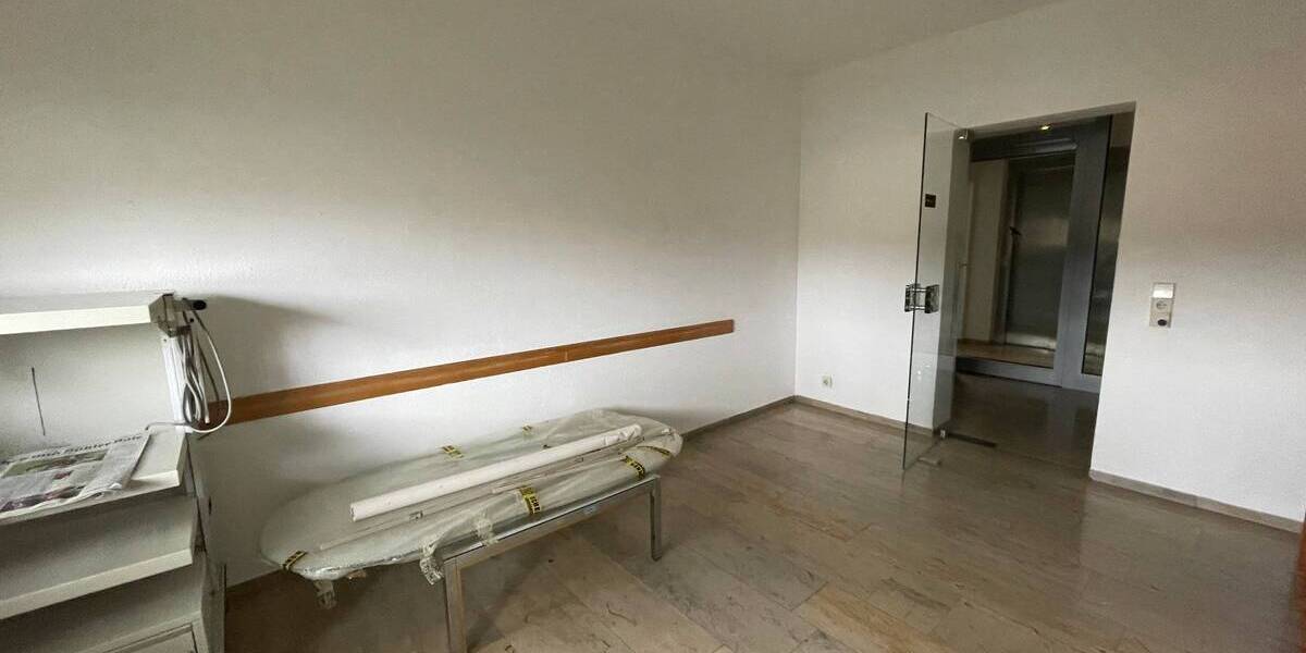 Gewerbeobjekt Achern - 6 Zimmer, 1.600&euro; | Angebot:25778874