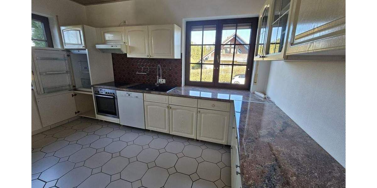 Hauptwohnung in Zweifamilienhaus mit Garage und Werkstattraum 4 zimmer