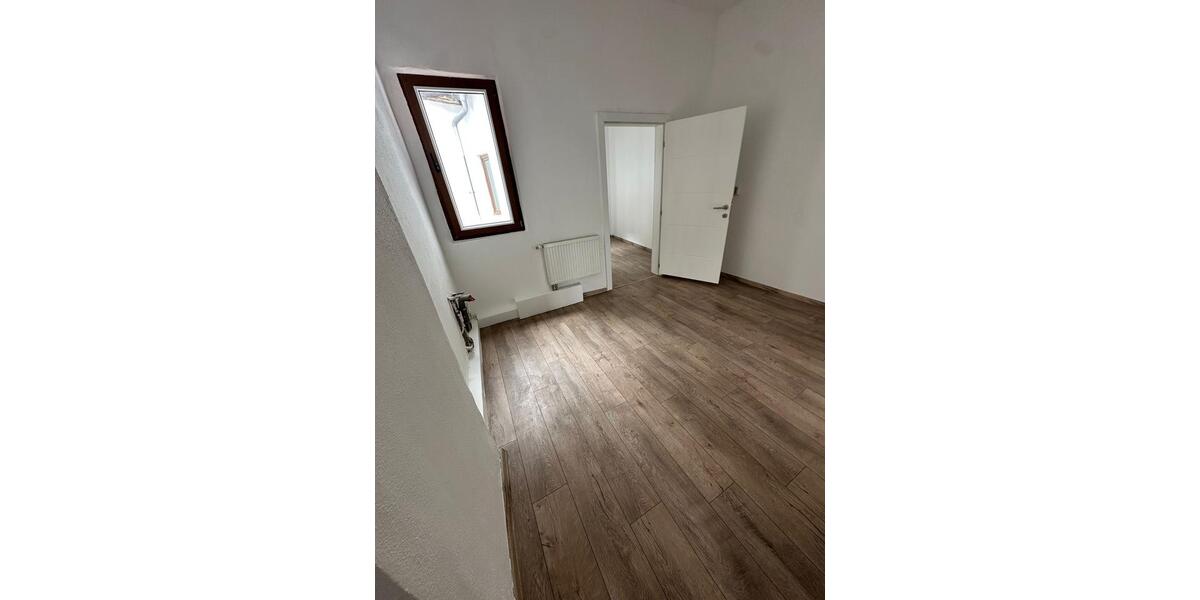Etagenwohnung Eisleben (Lutherstadt) - 4 Zimmer, 90 m&sup2;, 900&euro; | Angebot:26532609