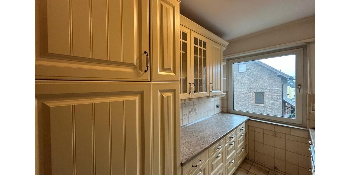 Etagenwohnung Niederkassel - 5 Zimmer, 190 m&sup2;, 2.220&euro; | Angebot:24876817