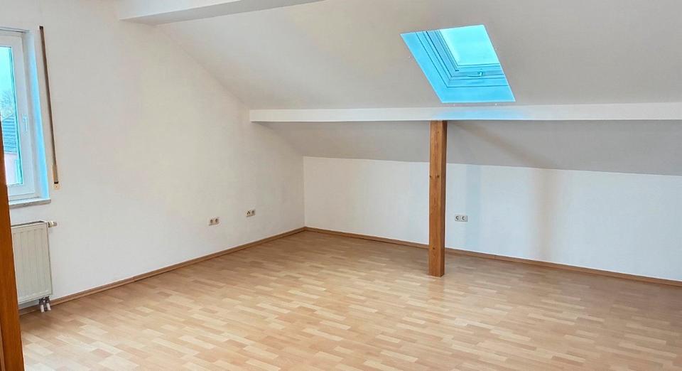 Dachgeschoßwohnung Alteglofsheim - 6 Zimmer, 86 m&sup2;, 700&euro; | Angebot:26383222